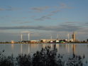 Větrníky na břehu Nord-Ostsee-Kanal.