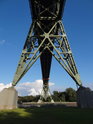 Pilíře železničního mostu přes Nord-Ostsee-Kanal stojí na mohutných betonových patkách.