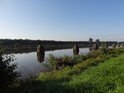 Kotevní kolíky v Nord-Ostsee-Kanal u obce Oldenbüttel.
