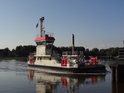 Přívozní plavidlo přiráží k západnímu břehu Nord-Ostsee-Kanal, Oldenbüttel.