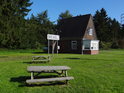 Strážní domek a turistické lavičky nedaleko obce Breiholz na západním břehu Nord-Ostsee-Kanal.