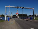 Portál přívoz Breiholz z východního břehu Nord-Ostsee-Kanal.