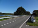 Silniční most přes říčku Luhnau, přítok Nord-Ostsee-Kanal z východní strany nedaleko obce Hamweddel.