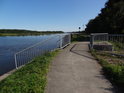 Lávka cyklostezky přes přes říčku Luhnau, přítok Nord-Ostsee-Kanal z východní strany nedaleko obce Hamweddel.