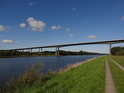 Cyklostezka po východním břehu Nord-Ostsee-Kanal směrem na Kiel, v dohledu je Rader Hochbrücke, po kterém vede dálnice A 7.