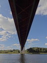 Ladný směrový oblouk dálničního mostu přes Nord-Ostsee-Kanal, zvaného Rader Hochbrücke.