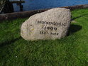Bruckenschlag 1999 LSE – NOK, pamětní kámen na východním břehu Nord-Ostsee-Kanal u obce Rade.