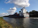 Nákladní loď Alana Madeira na Nord-Ostsee-Kanal pluje ve směru Brunsbüttel – Kiel.