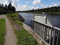 Zábradlí na východním břehu Nord-Ostsee-Kanal.
