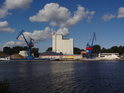 Od přístavu k přístavu, pohled přes hladinu Nord-Ostsee-Kanal ve městě Rendsburg.