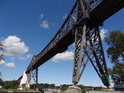 Ocelový příhradový železniční most Rendsburger Hochbrücke přes Nord-Ostsee-Kanal ve městě Rendsburg.