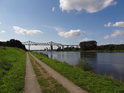 Nord-Ostsee-Kanal Route na východním břehu Nord-Ostsee-Kanal, v pozadí železniční most Rendsburger Hochbrücke.